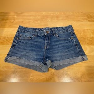 Women’s Aéropostale Medium Wash Denim Shorts - Size 6
